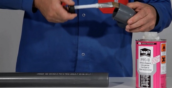 Наносим клей на трубу-ПВХ и фитинг перед соединением монтаж труб пвх своими руками