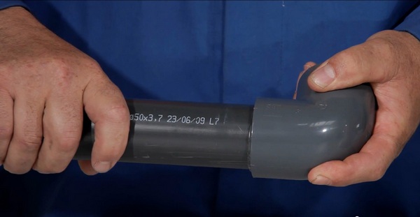 Фиксация соединения ПВХ трубы и фитинга пайка труб пвх своими руками