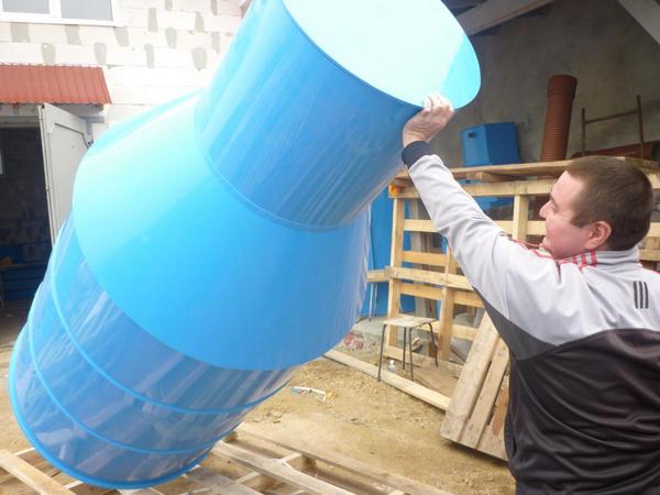 Малый вес - одно из немаловажных преимуществ пластикового кессона, особенно при его самостоятельном монтаже пластиковый скважинный кессон