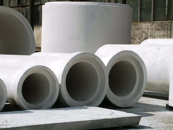 Железобетонные трубы устанавливаются с применением спецтехники по причине своего большого веса бетонные напорные трубы