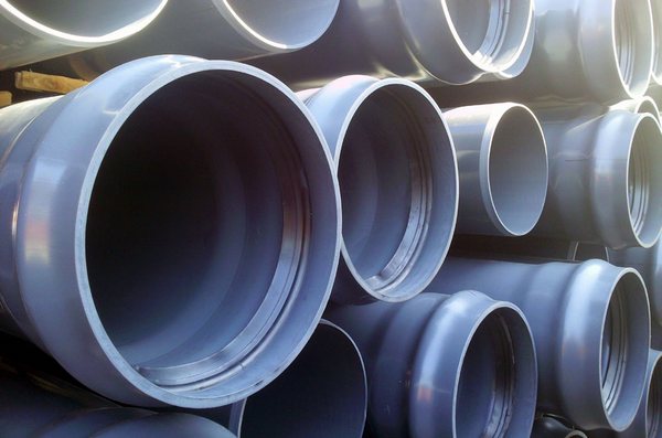 На фото ПВХ-трубы с уплотнительным кольцом для напорной канализации трубы для напорной канализации пвх