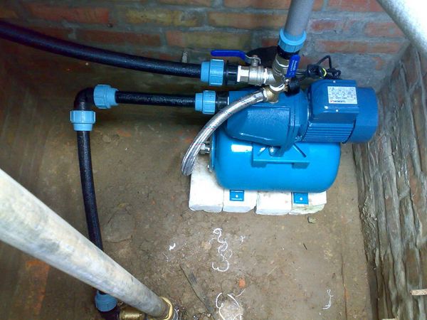 Установка насосной станции в кессоне также минимизирует распространение шума от работы агрегата системы водоснабжения загородного дома из колодца