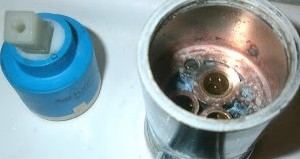 Смеситель с термостатом для ванной с душем: виды, устройства, принцип работы kak pomenyat kartridzh v smesitele 1 300x159 - Смеситель с термостатом для ванной с душем: виды, устройства, принцип работы