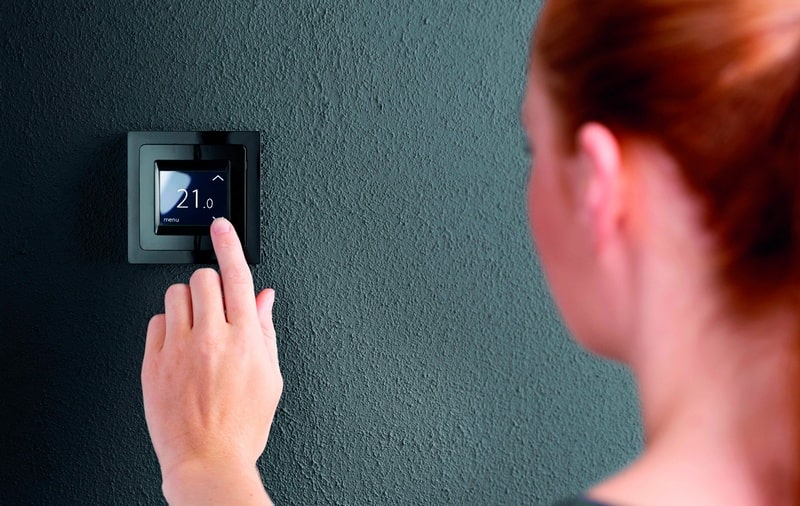 терморегулятор на стене